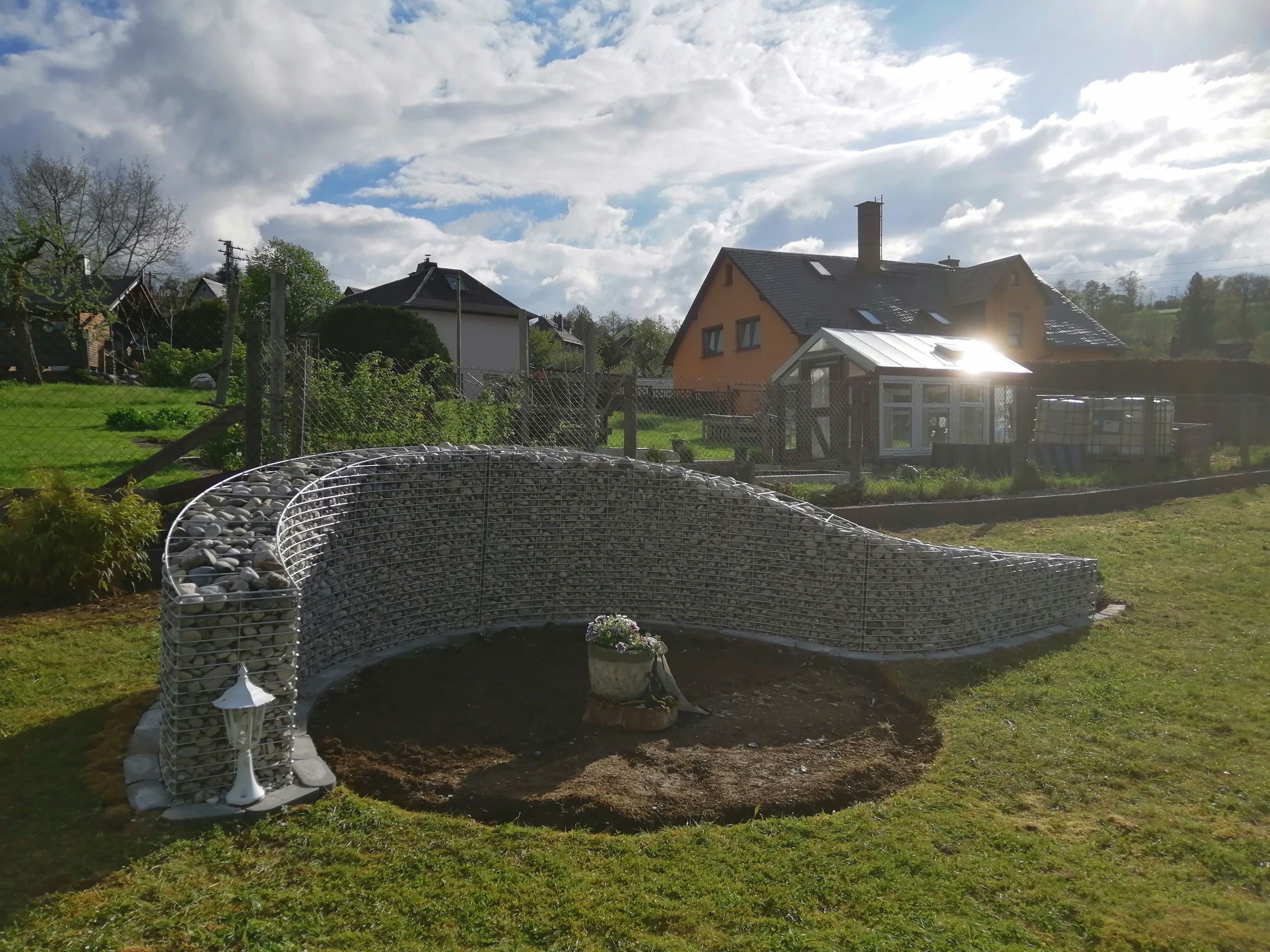 Gebogene Gabionenwand